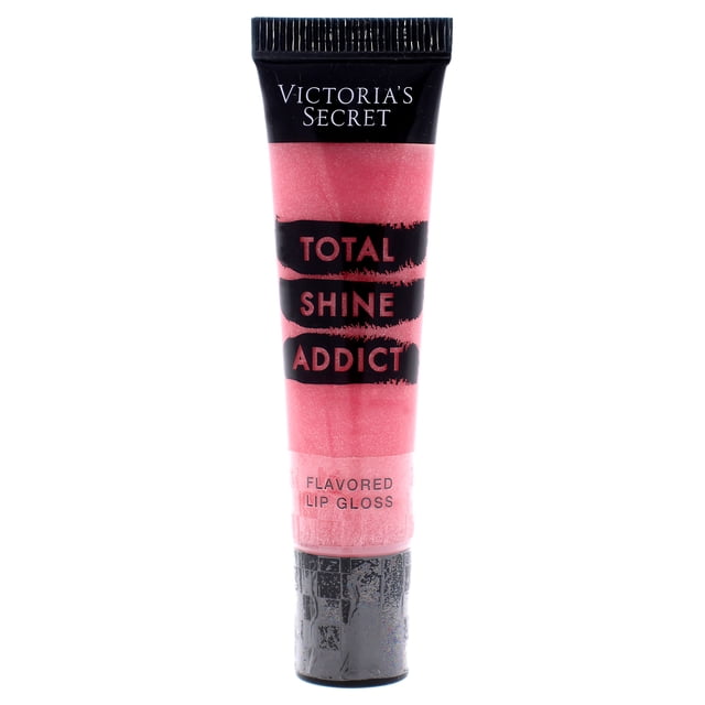 brillo de labios victoria's secret victorias secret total shine addict flavored lip gloss - strawberry fizz brillo de labios dama 0.46oz Tubo frontal centrado con brillo rosa fresa translúcido, tapa negra, logo 'Victoria's Secret' en la parte superior, texto 'Total Shine Addict' sobre bandas rosadas y etiqueta 'Flavored Lip Gloss' en la base; formato 0.46 oz, fondo blanco. También suele usarse como brillo de retoque rápido en bolso o neceser.