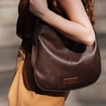 thumbnail image 2 of Bolso Hobo Wrangler WG129-1022GY para mujer en piel vegana, 2 of 6