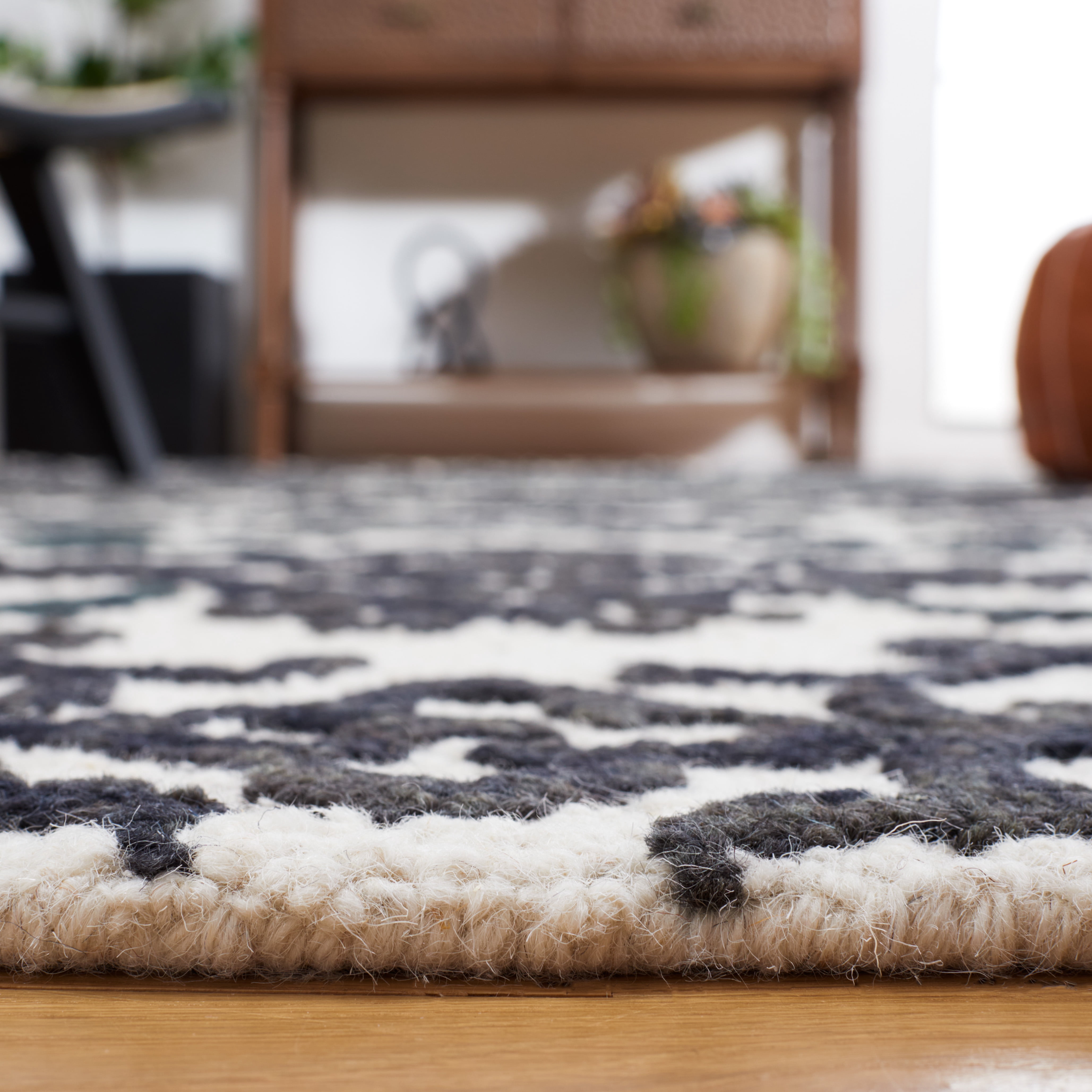 SAFAVIEH Blossom Cletus Geometric Wool Area Rug, Ivory/Black, 6' x 9'