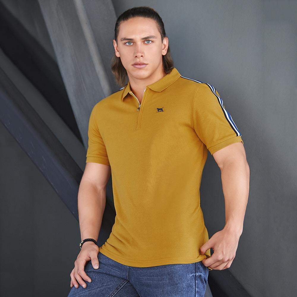 camisa tipo polo color mostaza