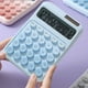 thumbnail image 1 of Calculadora Solar con Batería de 7 Celdas | Ideal para Estudiantes y Usuarios de Oficina | Plástico, 16 X 11 X 2,5 Cm | 1 Unidad | Teclado Mecánico Simulado | Material Abs | Portátil y Multifuncional, 1 of 6