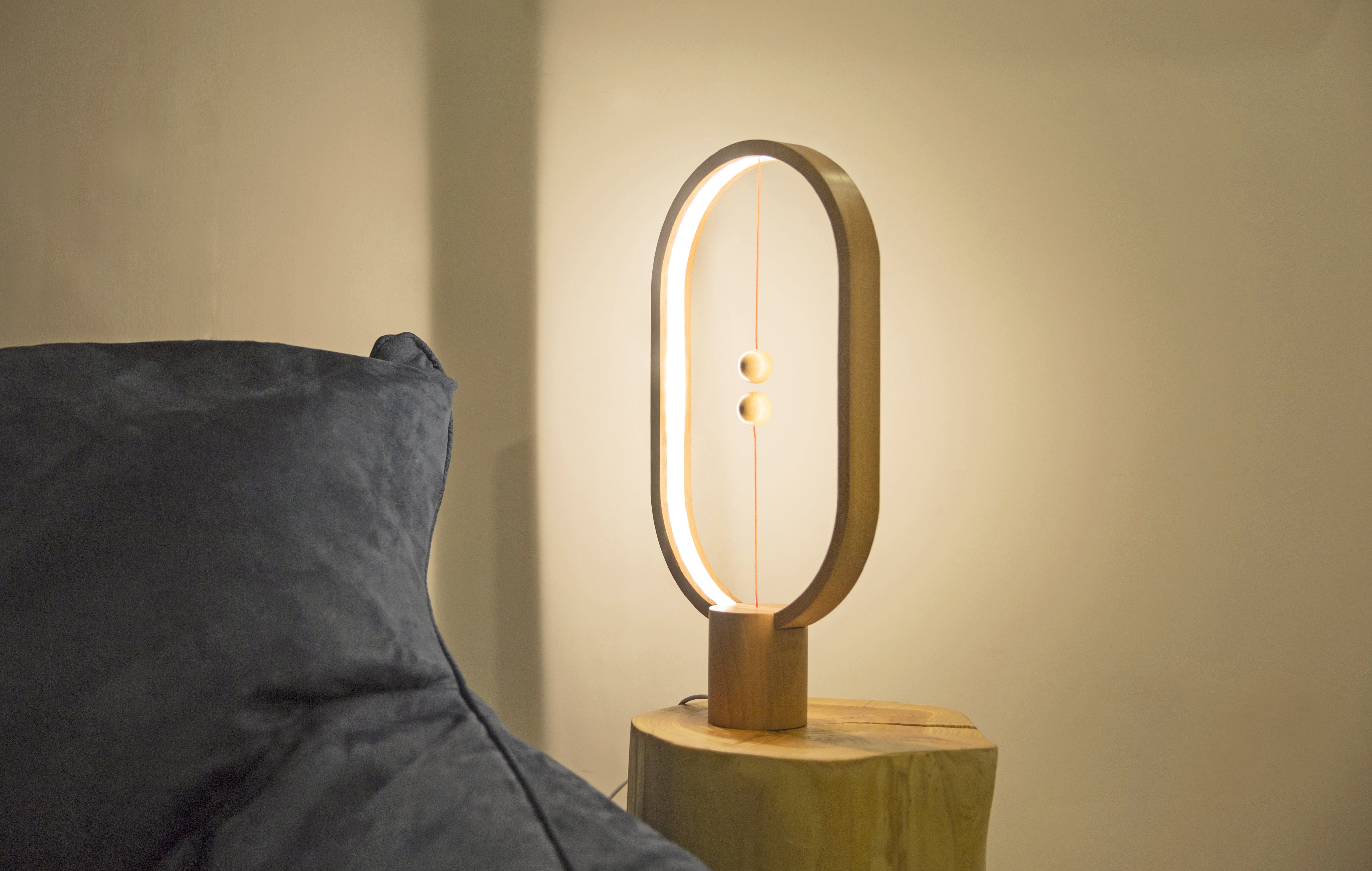 Heng Balance Lamp Ellipse USB, Light Wood Table Lamp, Desk Light, Bedside Lamp, Switch In The Middle Air, Magnetic Spheres, Modern, Minimalist Design, Home Office Decor