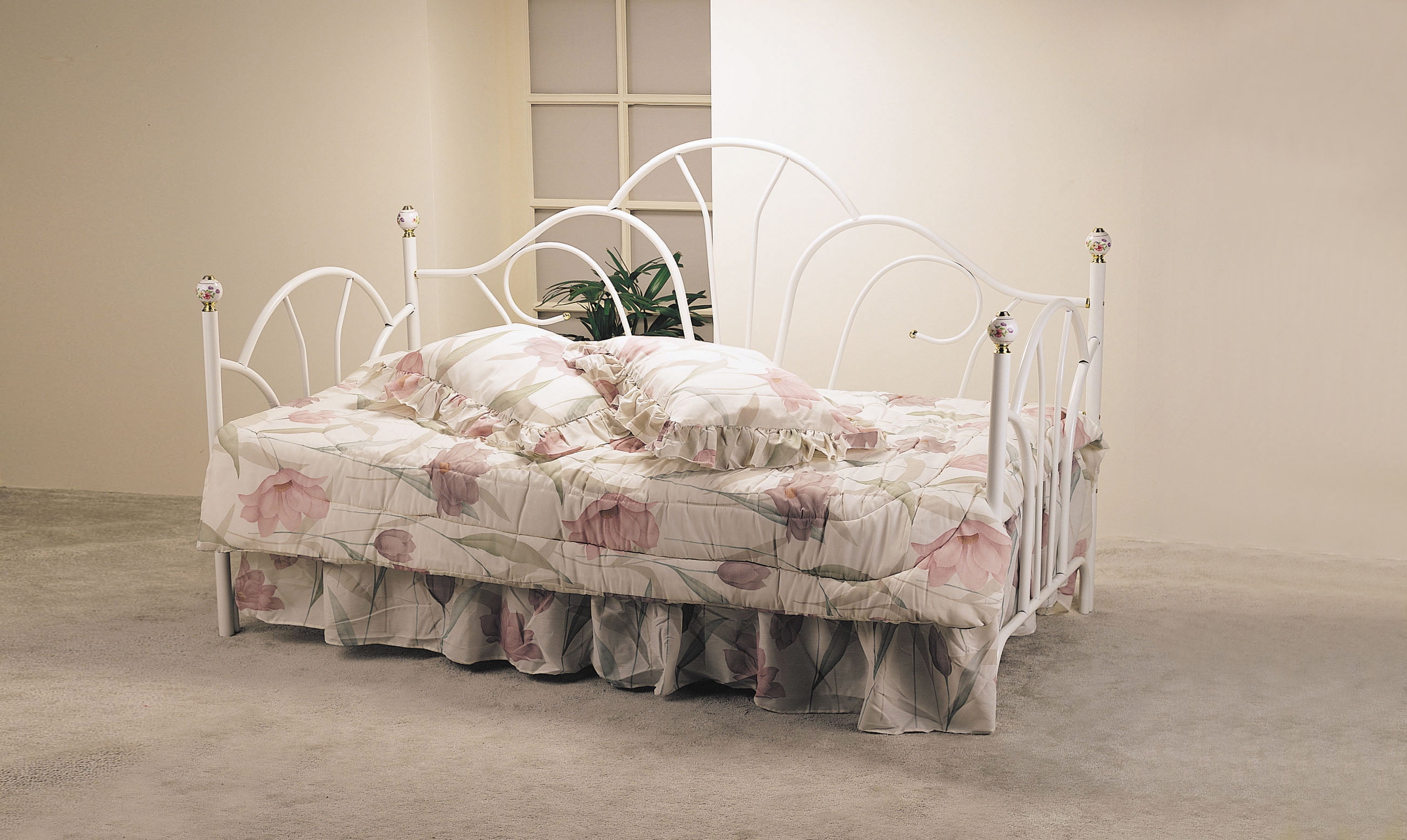 Traditional Elegant Style Metal Twin Daybed With Porcelain Knob White