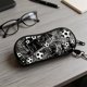 thumbnail image 1 of Funda para gafas con temática de fútbol, clip mosquetón, cierre de cremallera, material de neopreno suave, tamaño compacto, ideal para gafas de sol, gafas graduadas, llaves y accesorios pequeños., 1 of 6