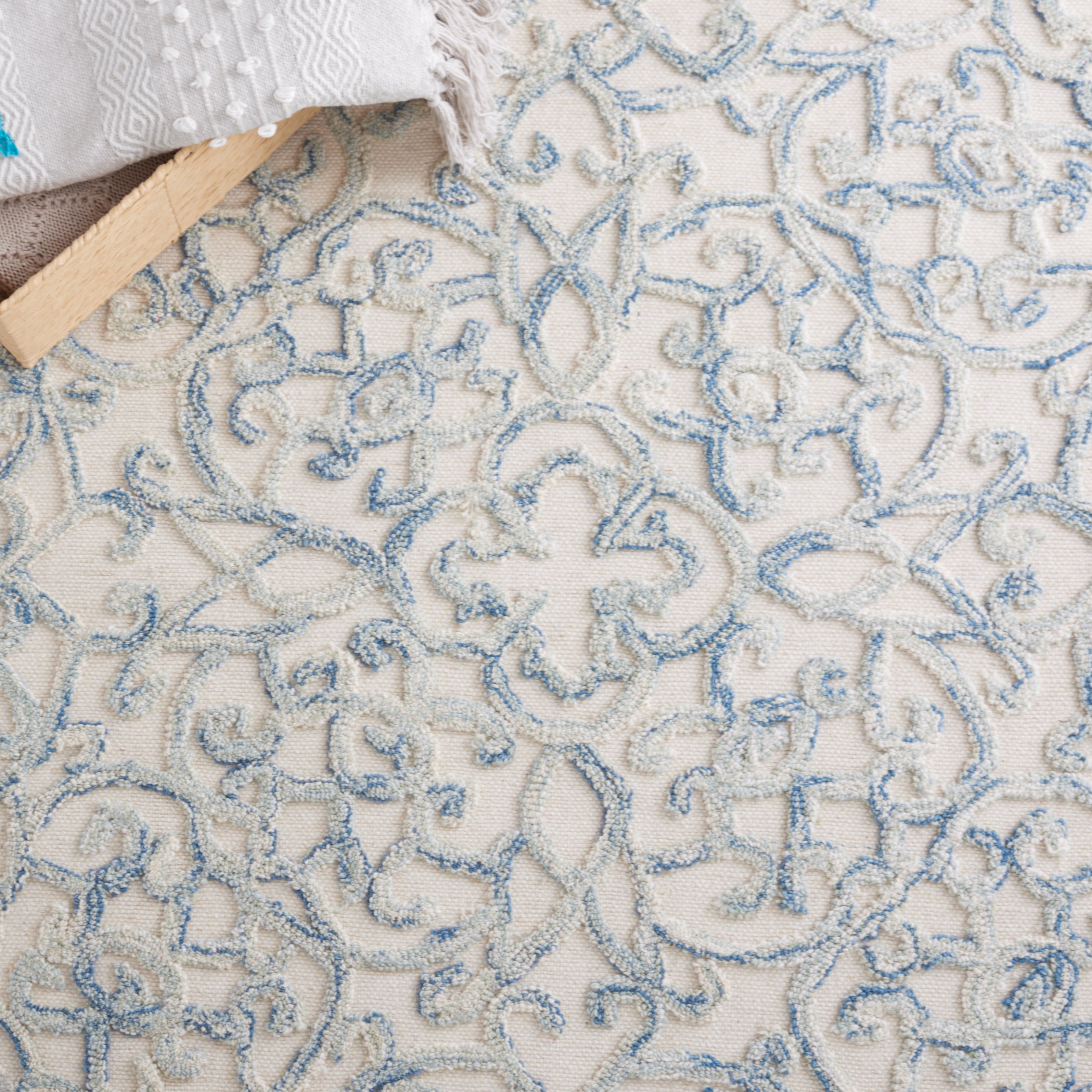 SAFAVIEH Martha Stewart Trace Floral Area Rug, Blue/Ivory, 6' x 6' Round