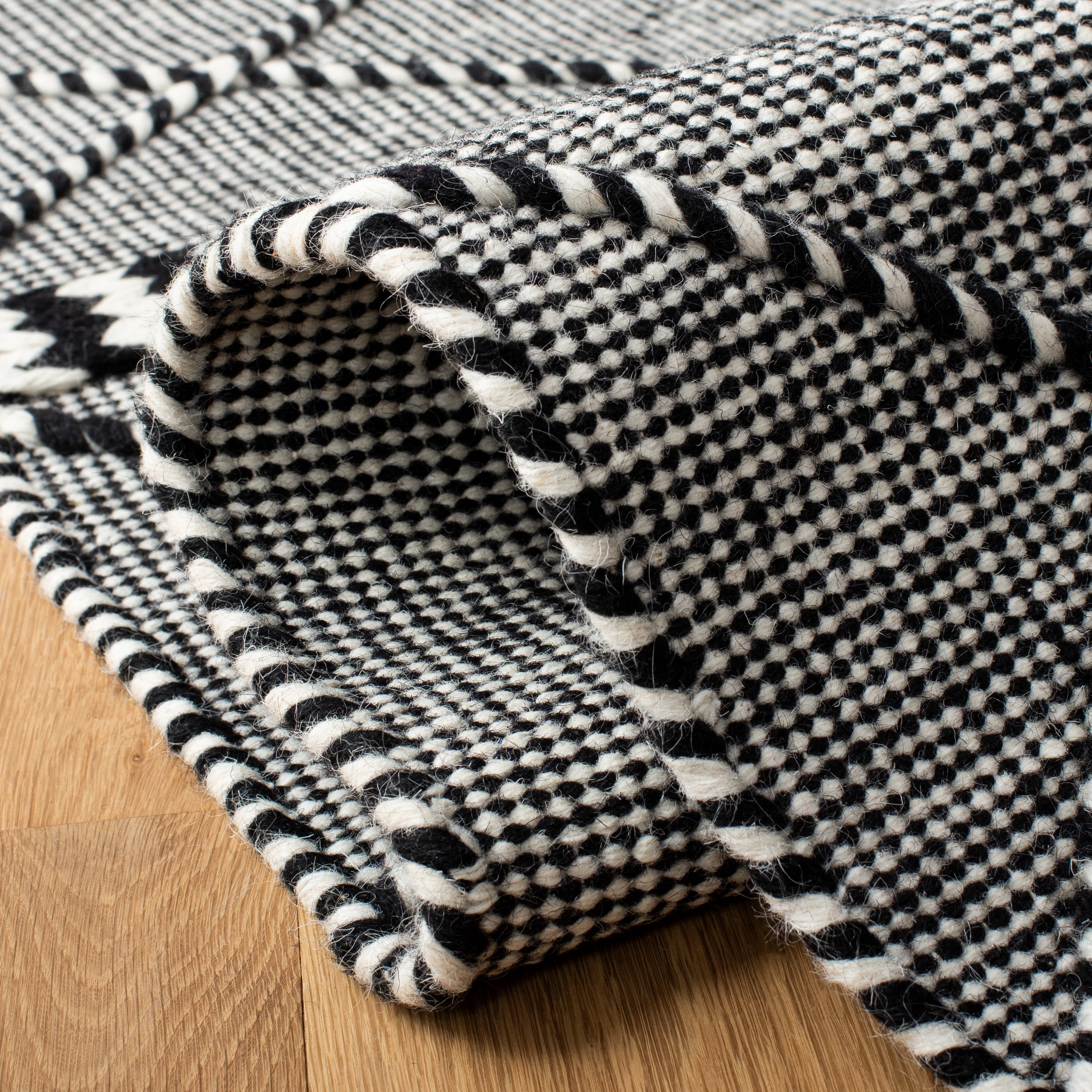SAFAVIEH Casablanca Roswell Geometric Runner Rug, Black/Ivory, 2'3" x 8'
