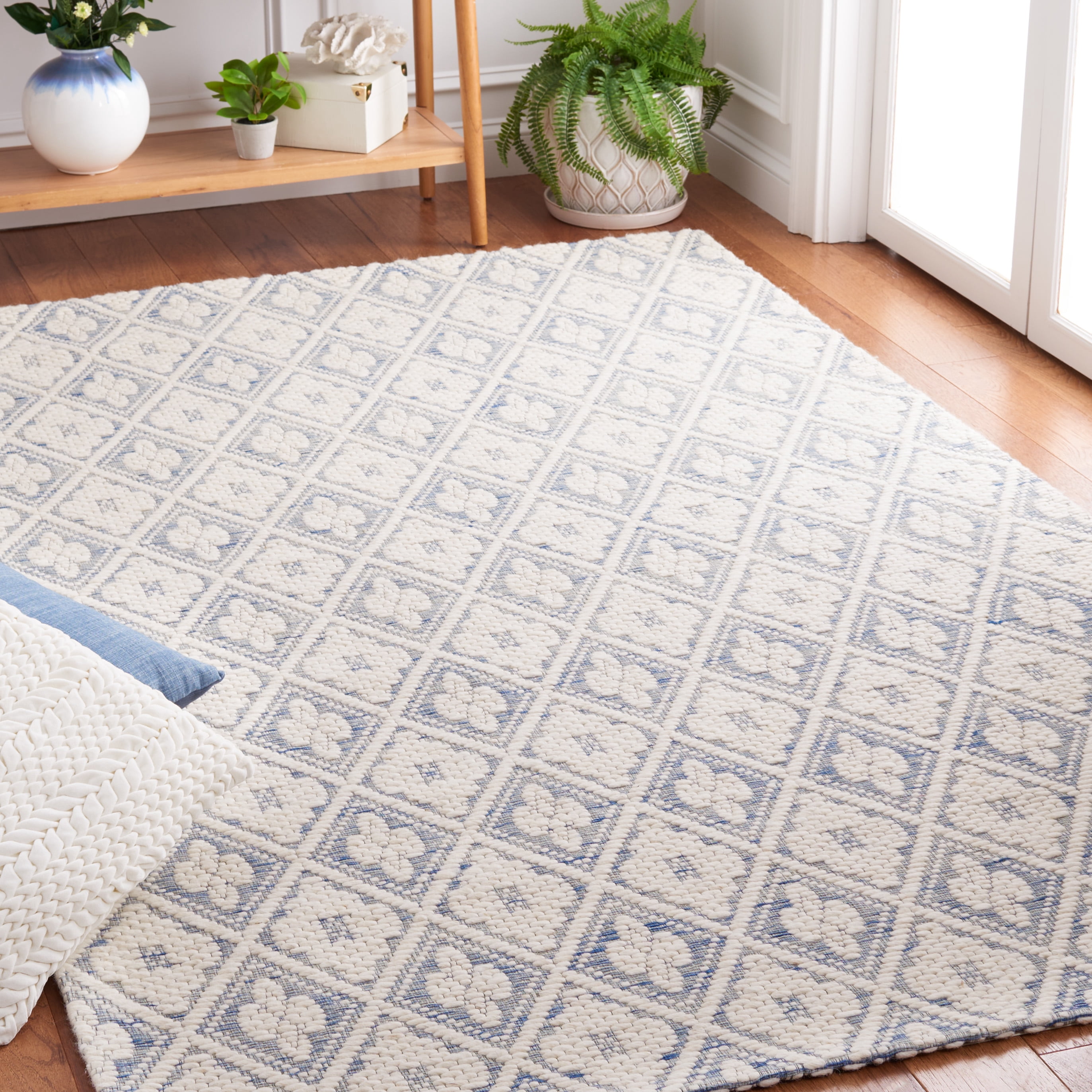 SAFAVIEH Marbella Rosario Geometric Area Rug, Blue/Ivory, 6' x 6' Square