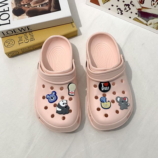 Zuecos bonitos de dibujos animados para hombre y mujer, sandalias con agujeros a la moda, zapatillas de suela gruesa, ropa exterior, paquete de verano, novedad de 2023 Qiuyongming unisex