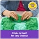 thumbnail image 5 of Set de arena Kinetic Sand, 500 g, verde con almacenamiento y 4 moldes para niños de 3 años o más, 5 of 9