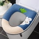 thumbnail image 1 of Cojín para asiento de inodoro con asa | Funda acolchada suave para asiento de inodoro con correas adhesivas | Accesorio antideslizante para baño, hogar y oficina, 1 of 6