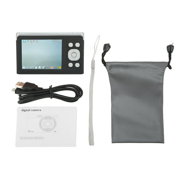 cámara digital anggrek mini cámara digital 50 mp con correa de mano — vista cenital de la cámara compacta con pantalla IPS LCD trasera y botones direccionales a la derecha; accesorios mostrados: correa de mano gris, cable de carga USB negro, bolsa de almacenamiento de tela gris con cordón y manual impreso. Materiales según ficha: ABS y metal; peso bruto 183 g. Suele usarse para vlogs y fotografía de viaje.