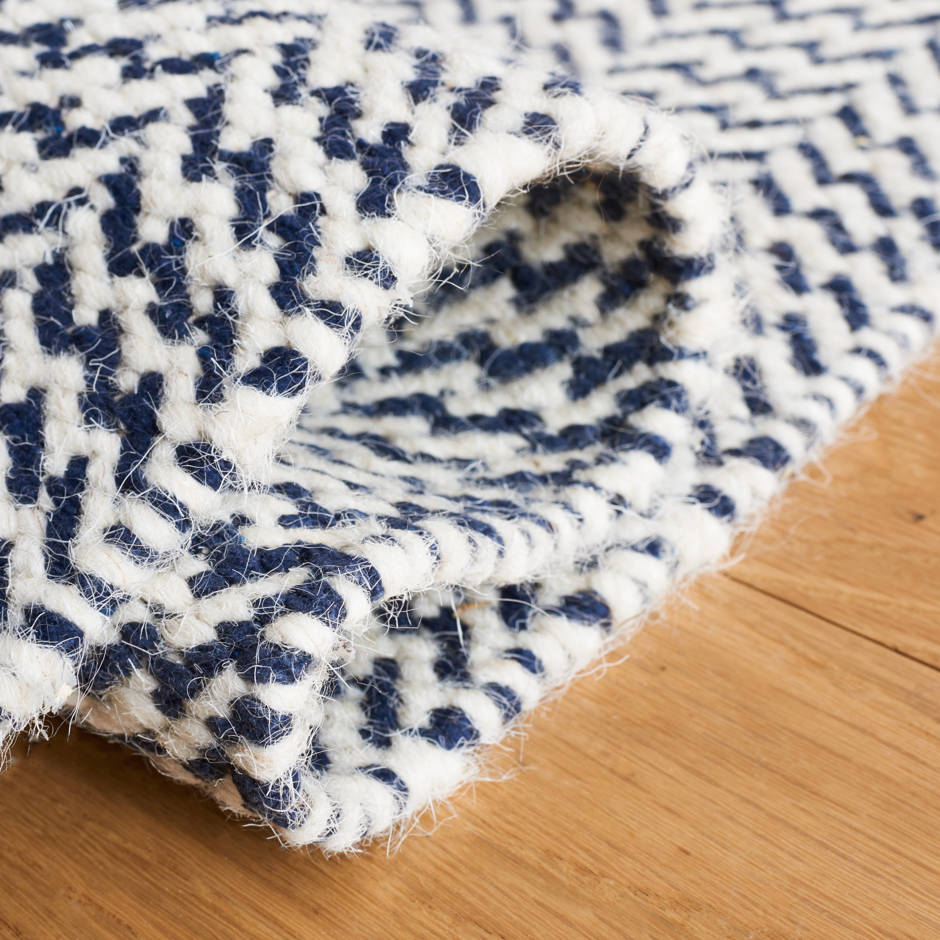 SAFAVIEH Vermont Zavia Chevron Area Rug, Navy/Ivory, 6' x 6' Square