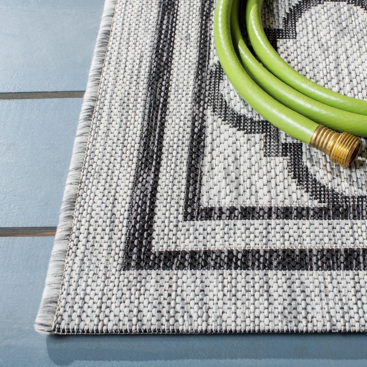 SAFAVIEH Courtyard Claudia Geometric Indoor/Outdoor Area Rug