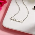 thumbnail image 3 of Xiao Hua Regalos para el Día de la Madre, collares para mamá, regalo de cumpleaños para mamá, collar con letras de acero inoxidable (oro rosa), 3 of 5
