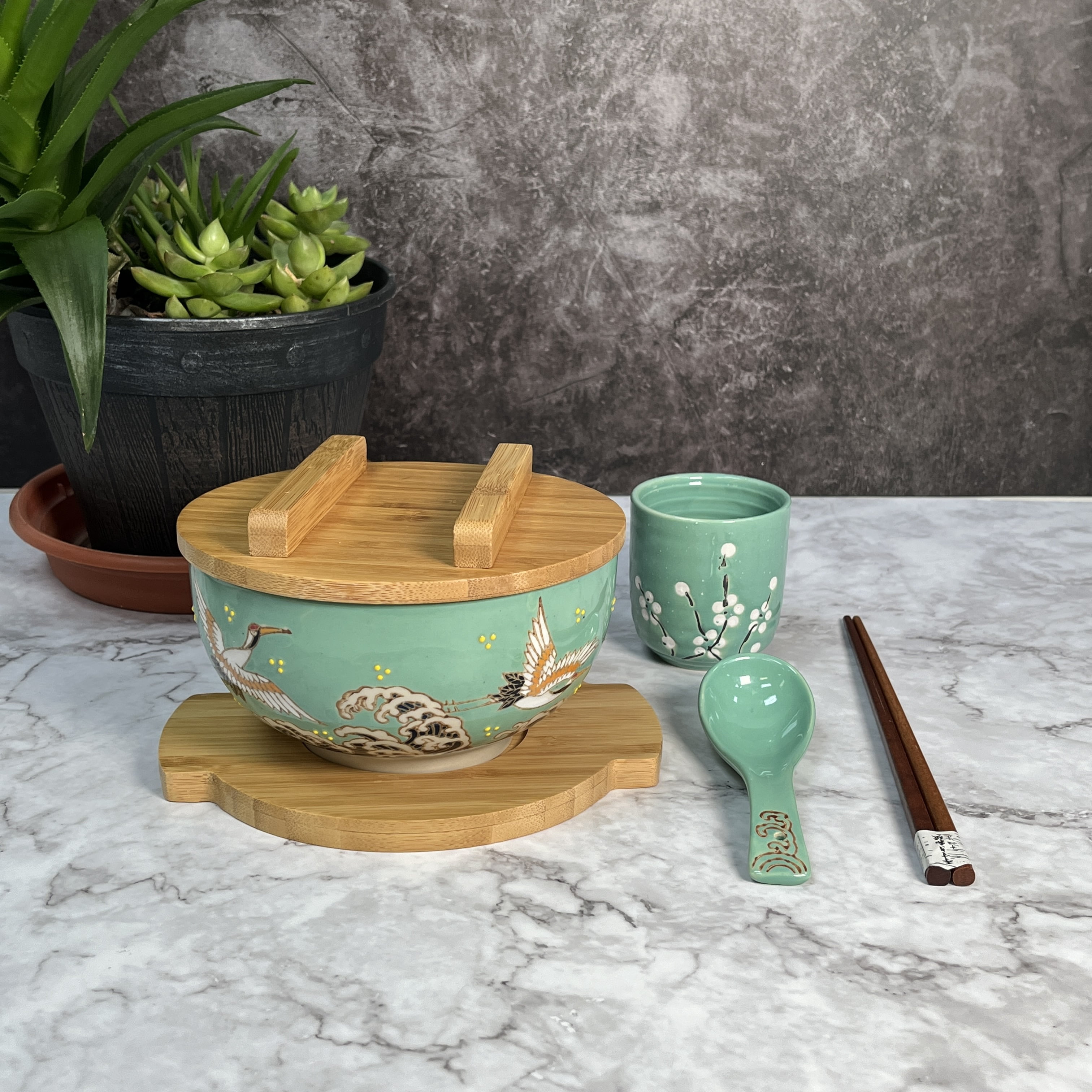 Ramen Bowl Japanese Crane Design Kamameshi Style Green Ceramic Rice Bowl Noodle Bowl with Bamboo Lid Tray Chopsticks, 24 fl oz Bowl, Home Living Gift Idea, Bowl for Udon