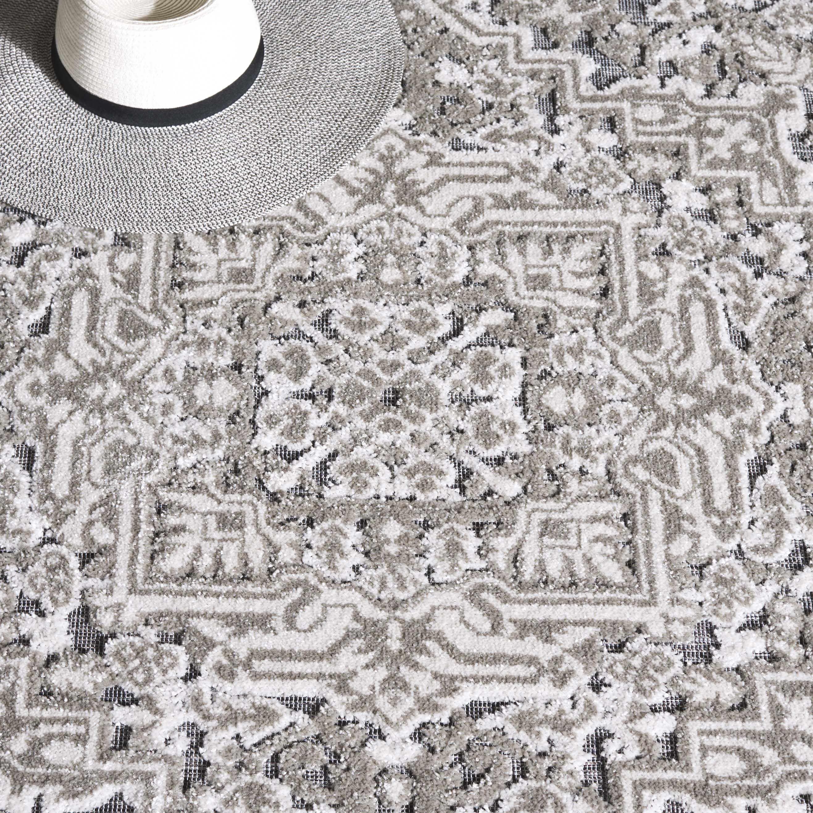 SAFAVIEH Cabana Joshua Medallion Indoor/Outdoor Area Rug, Grey/Ivory, 4' x 6'