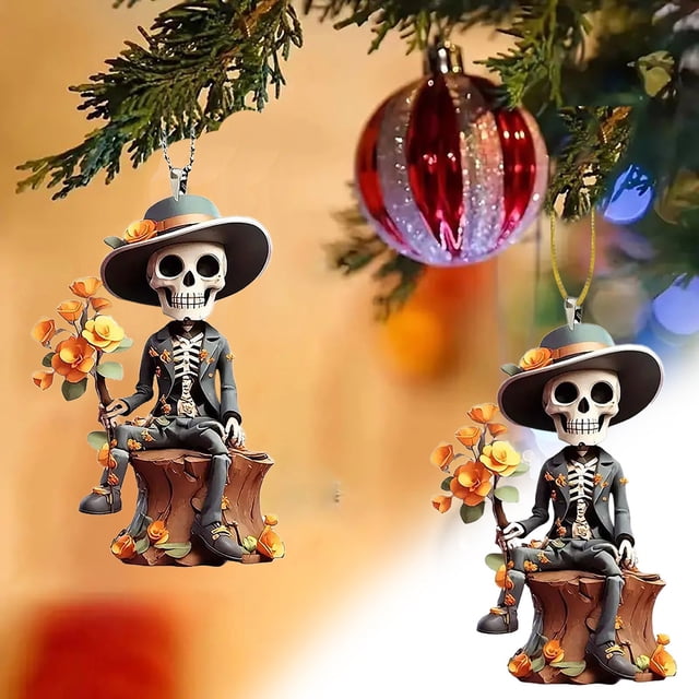 xihbxyly colgante de calavera acrílica de halloween que brilla en la oscuridad, colgante multicolor con calavera sentada sobre un tronco, sombrero ancho y flores naranjas, detalles esculpidos en ropa y huesos, anilla y cordón visibles para colgar, fondo desenfocado con ramas y adorno brillante; ideal para decoración interior o exterior en fiestas o tiendas, a menudo usado también como adorno de escaparates.