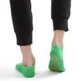 thumbnail image 2 of Calcetines antideslizantes para mujeres y hombres – Calcetines antideslizantes para hospital – Yoga, entrenamiento en casa, pilates, hospital – Paquete de 3 Rojo Verde, 2 of 5