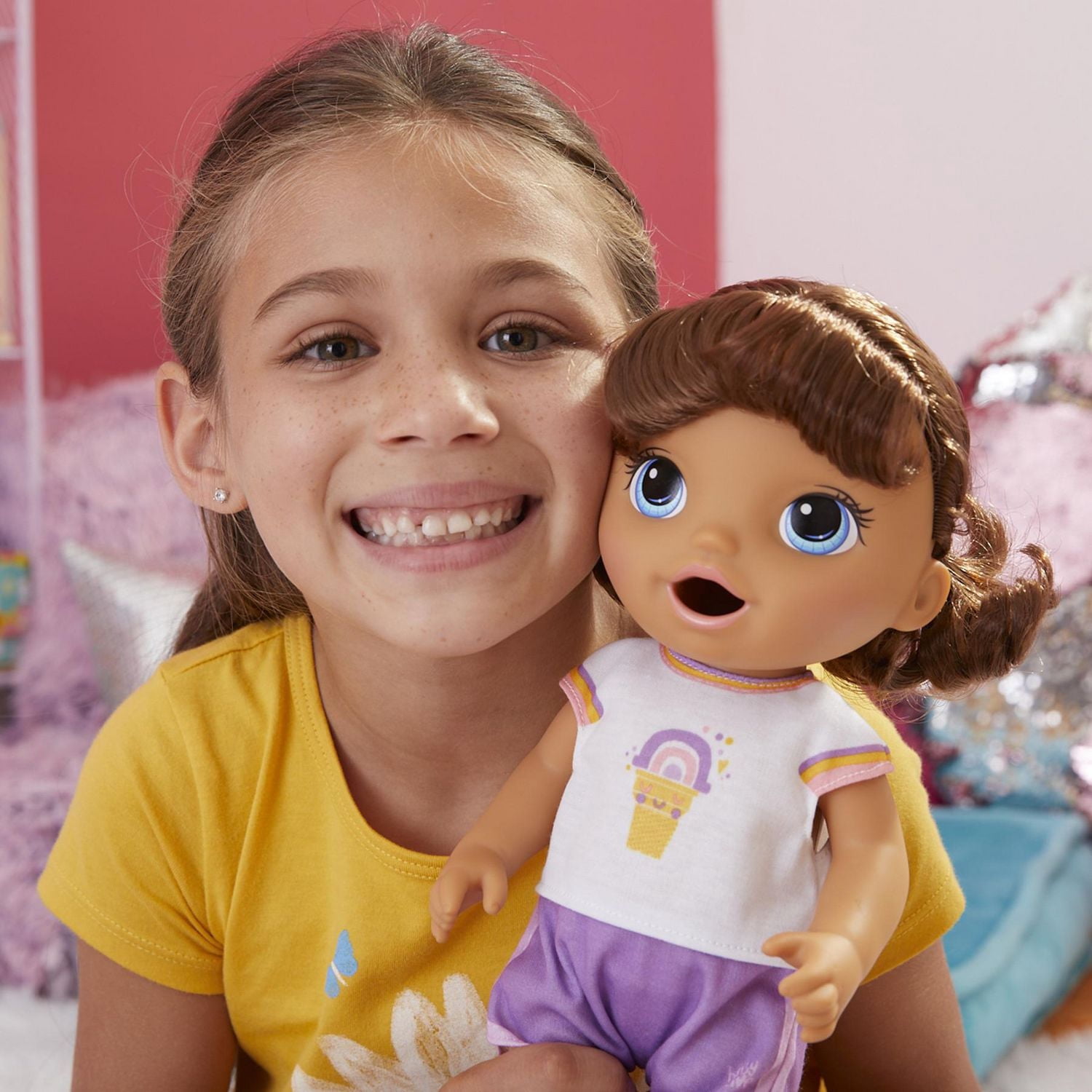 Baby Alive Poupée en patins à roulettes, 30 cm, pour enfants, dès 3 ans, mange et fait « caca », poupée avec patins à roulettes, cheveux bruns