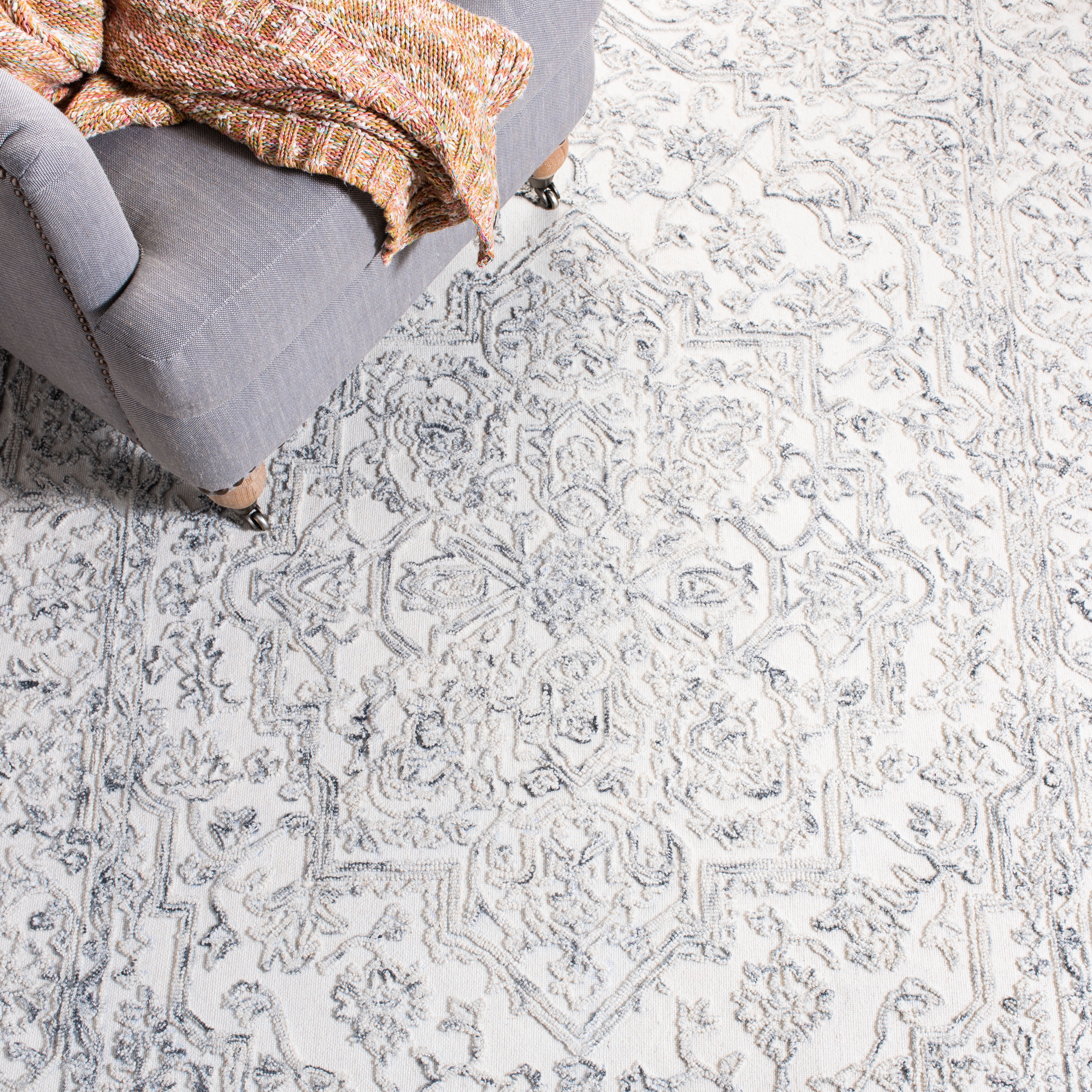 SAFAVIEH Trace Donna Floral Area Rug, Ivory/Charcoal, 4' x 6'