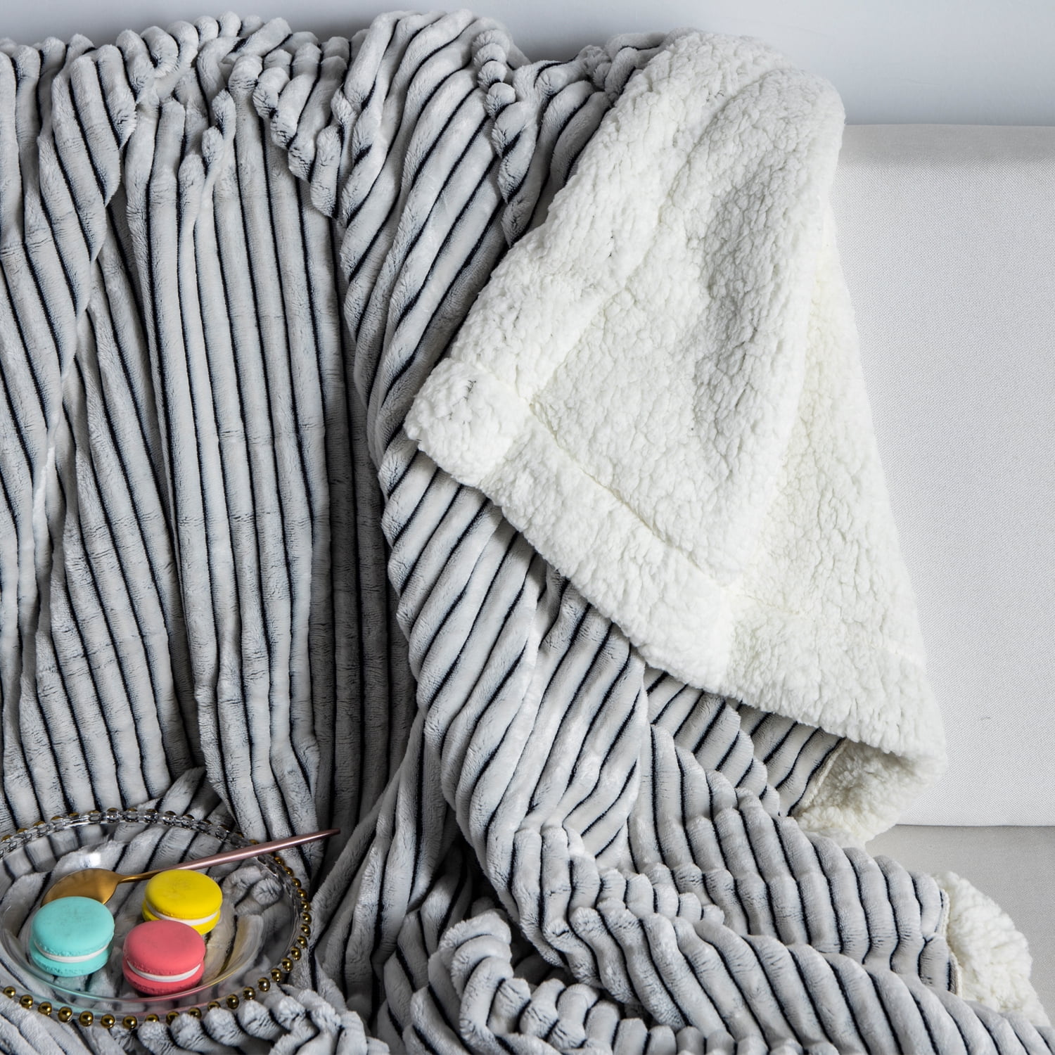 DISSA Sherpa Blanket Fleece Throw - 51x63, Brown ＆ White - Soft, Plush, Fluffy, Fuzzy, Warm, Cozy, Thick - Perfect for Couch, Bed, Sofa, Chair - Reve