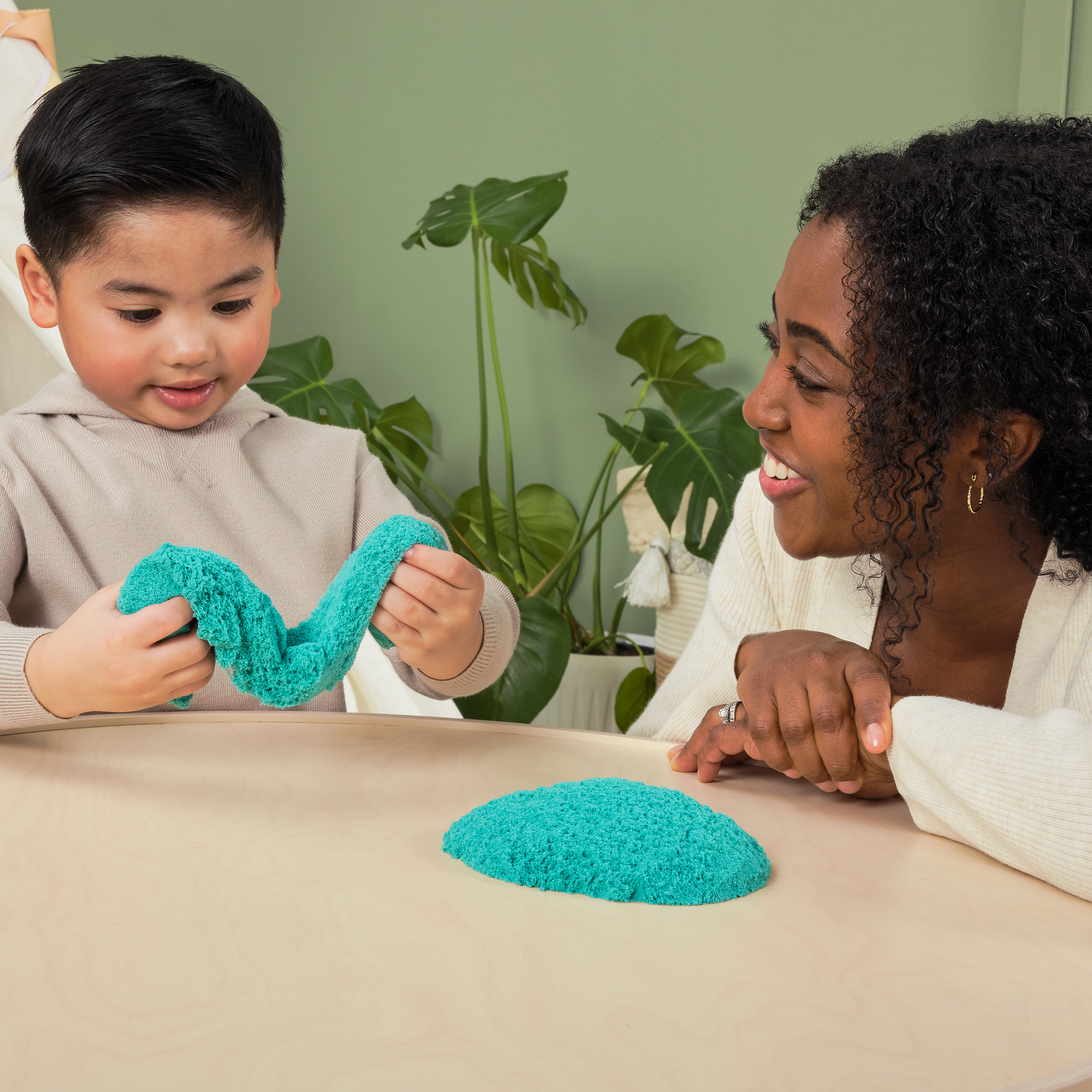 Kinetic Sand, Sachet de 907 g de sable scintillant Turquoise scintillant entièrement naturel à écraser, mélanger et sculpter