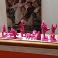 thumbnail image 3 of Yoga Joes - Figuras y estatuas de yoga de color rosa fuerte en 9 posturas de yoga - Empaquetado en una mini caja decorativa de yoga - Figuras de yoga hechas de plástico ABS de alto contenido - Estatua, 3 of 5