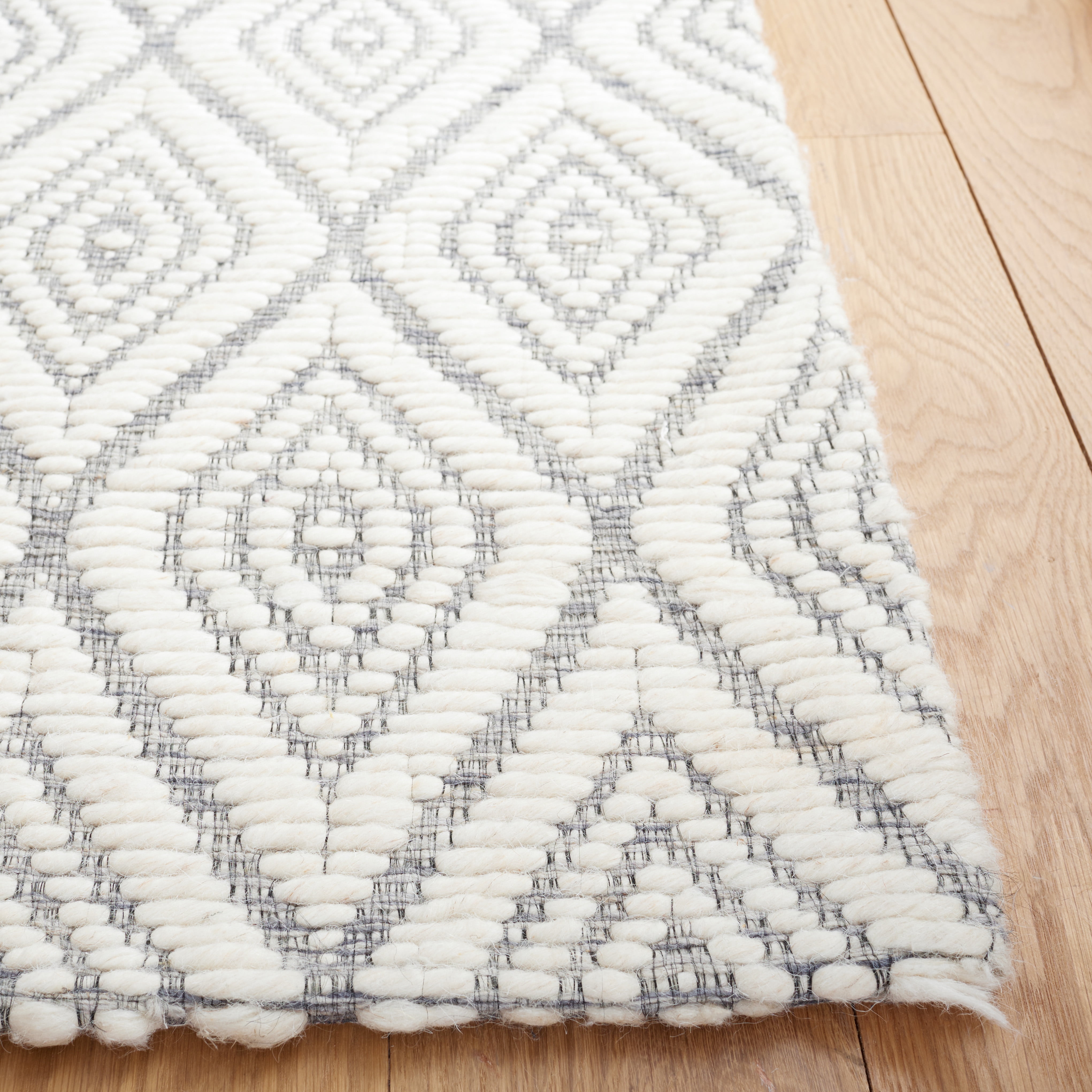 SAFAVIEH Marbella Winston Diamond Area Rug, Grey/Ivory, 6' x 6' Square