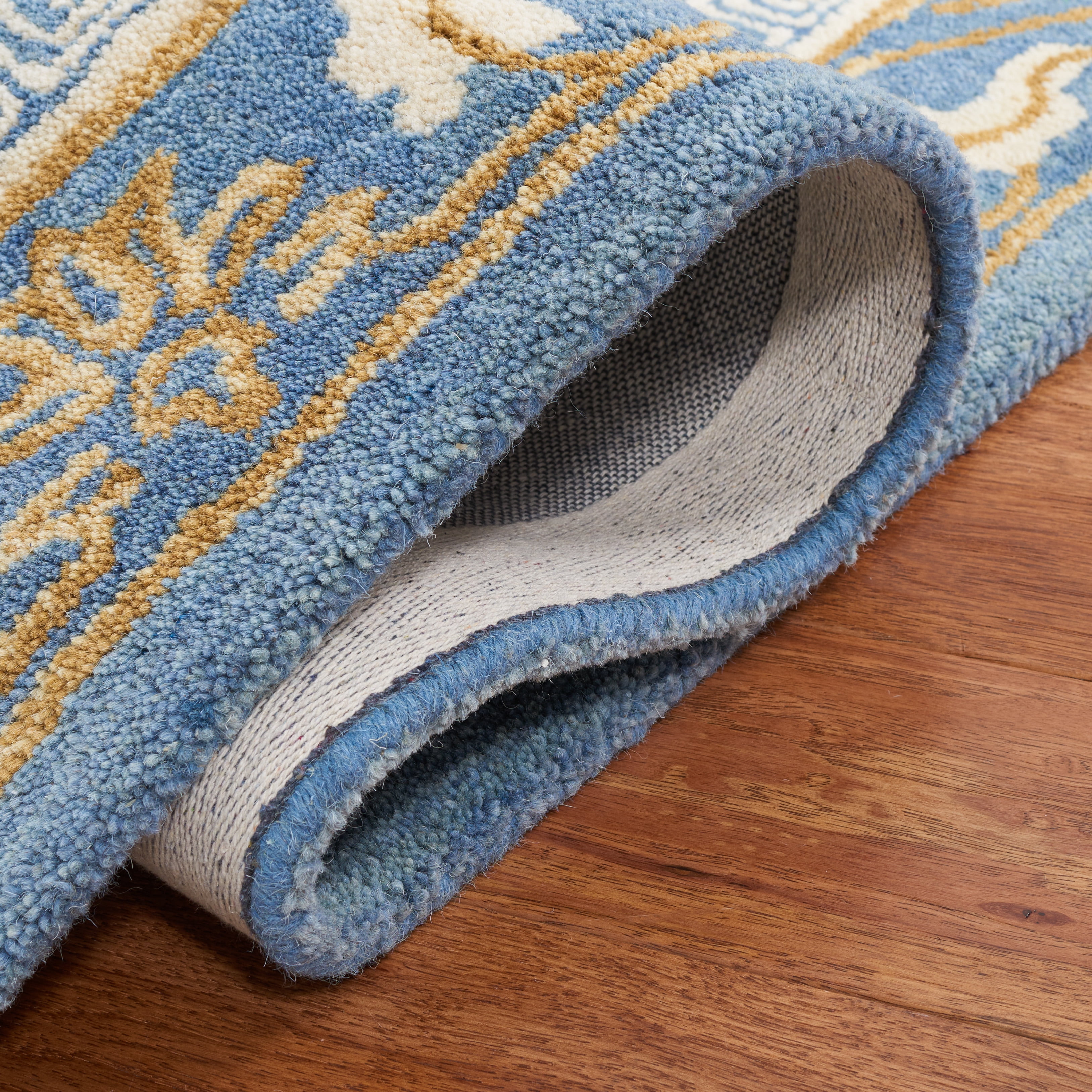SAFAVIEH Antiquity Tiarnan Oriental Wool Area Rug, Blue/Ivory, 5' x 8'