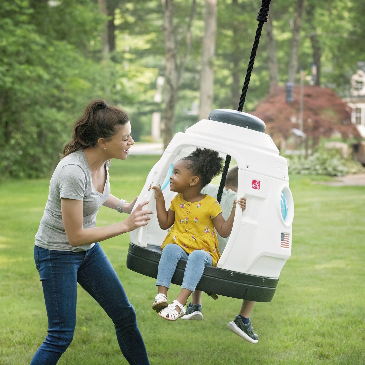Step2 Space Capsule Swing pour enfants – Balançoire d'extérieur et cabane de jeu 2-en-1 – Siège-capsule fermé – Pour les 3 à 7 ans