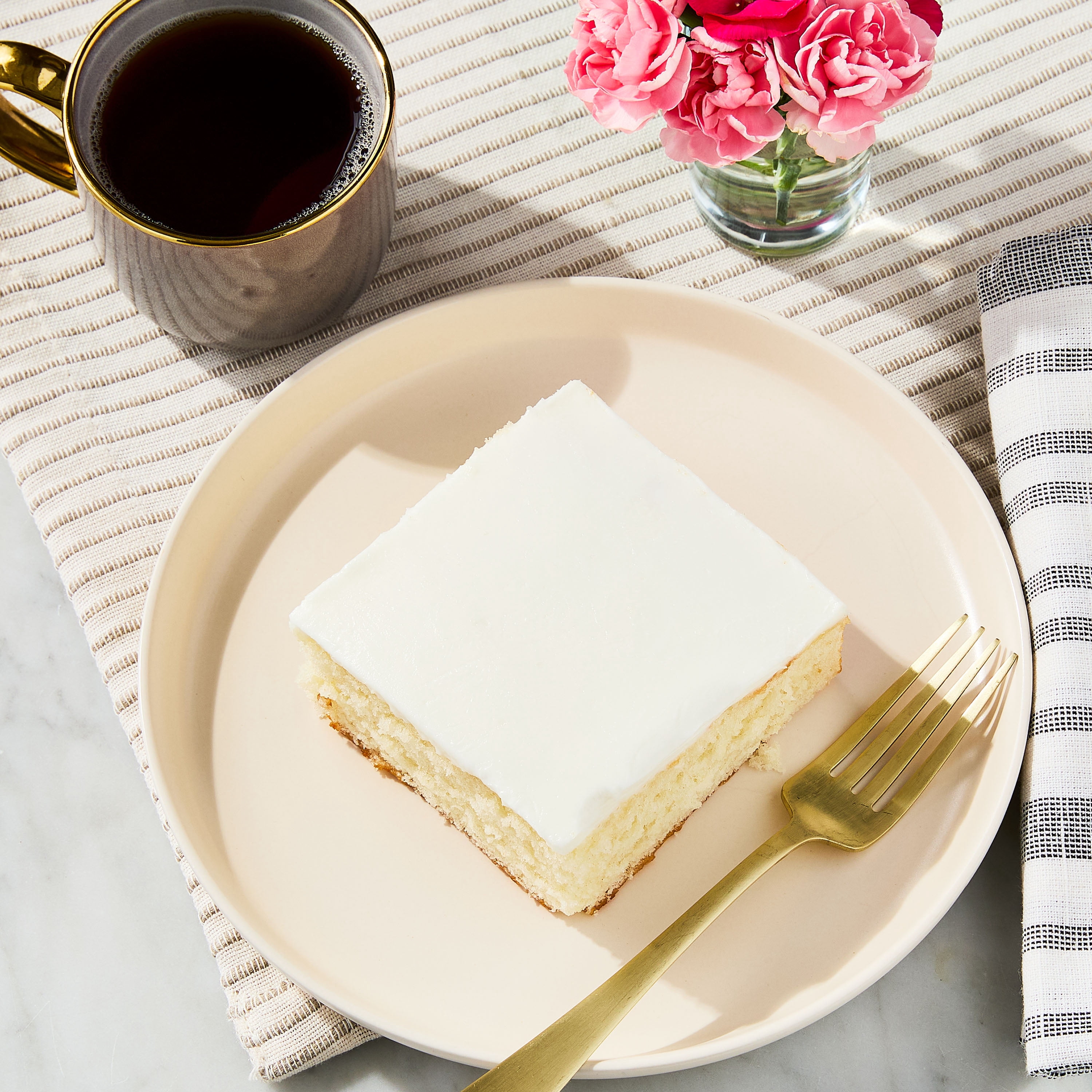 Freshness Guaranteed White Cake Slice, 5.4 oz (Refrigerated)