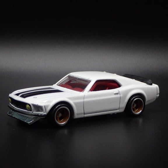 Open Box 1969 69 FORD MUSTANG BOSS 302 WHITE 1:64 SCALE DIORAMA DISPLAY DIECAST MODEL CAR