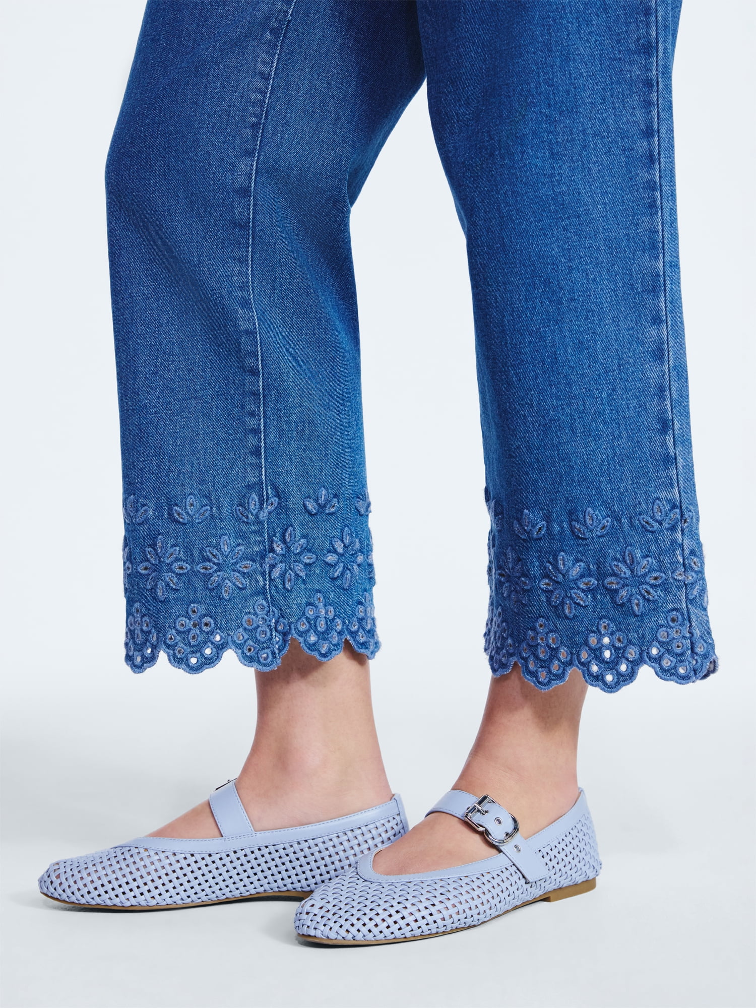 Free Assembly Women's and Women's Plus Embroidered Eyelet Cropped Jeans, 28" Inseam, Sizes 0-26 Plus