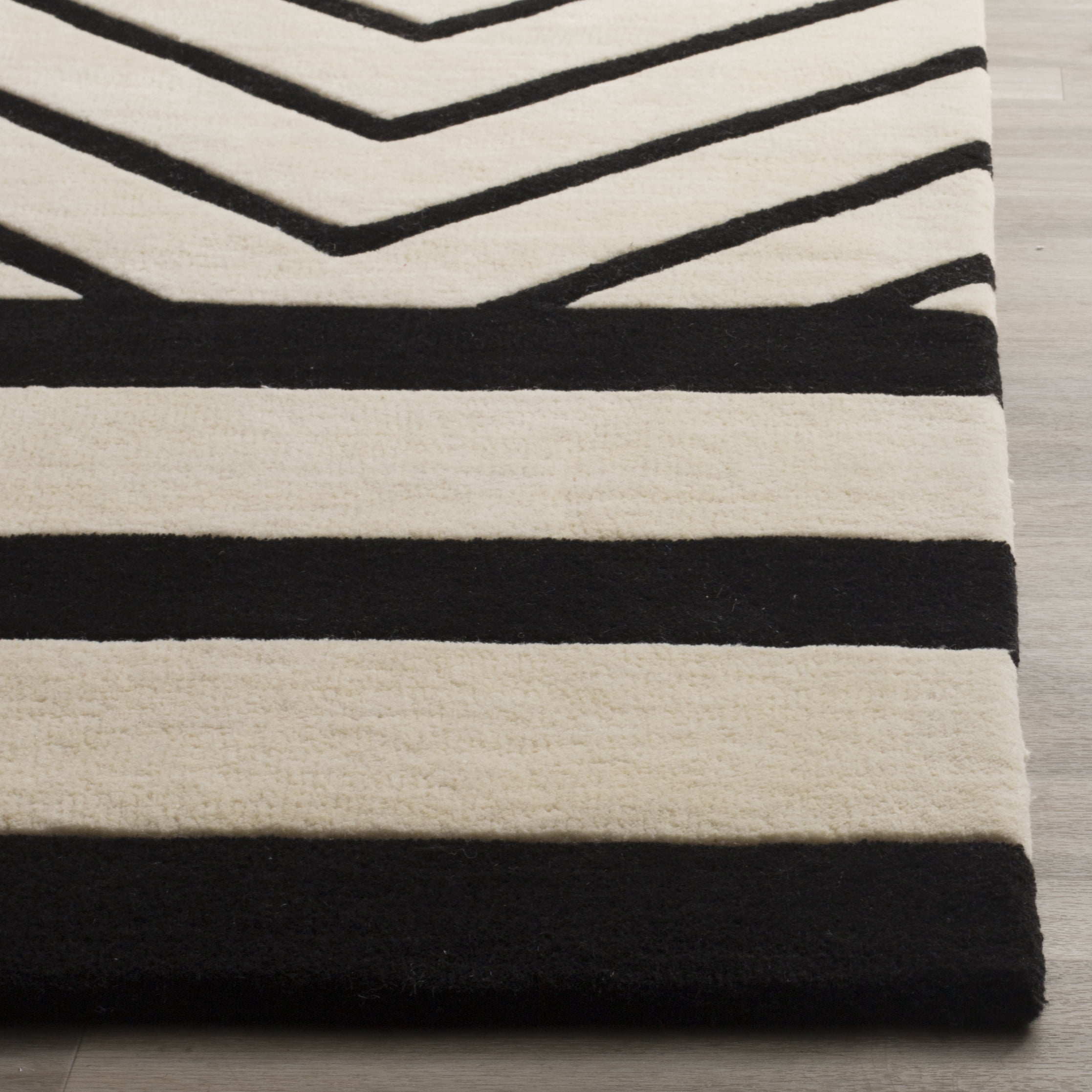 SAFAVIEH Fifth Avenue Bronagh Geometric Runner Rug, Ivory/Black, 2'3" x 7'