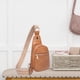 thumbnail image 3 of Bolso bandolera para mujer, bolso cruzado, bolso de pecho, moda, portátil, de cuero de PU, ligero, versátil, bolso bandolera para senderismo al aire l Marrón claro, 3 of 8