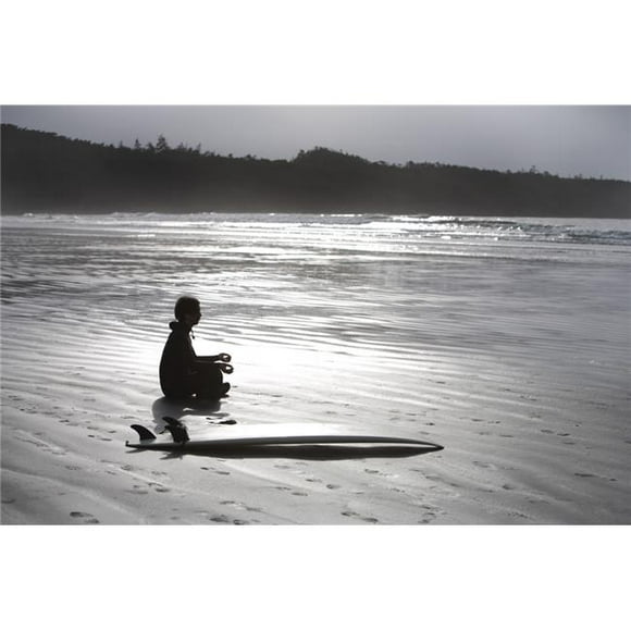 Posterazzi DPI1829335 Surfeur Méditant sur la Plage Cox Bay Près de Tofino British Columbia Canada Poster Print par Deddeda, 17 x 11