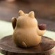 thumbnail image 2 of Adorno de estatuilla de gato de la suerte, accesorios para el té, manualidades para decoración del hogar/oficina/salón de té, dos piezas de arcilla púrpura, pequeña mascota de té para la cer, 2 of 3