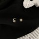 thumbnail image 4 of Pendientes de botón asimétricos con forma de sol, luna y estrella chapados en plata de ley 925 para mujer, 4 of 5