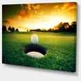 thumbnail image 1 of Designart - Balle de Golf Près du Trou - Impression sur Toile Paysage, 1 of 2