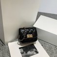 thumbnail image 1 of Bolso cuadrado pequeño con cadena de color sólido romboidal, bolso de hombro de moda, bolso de mujer de estilo simple, 1 of 6