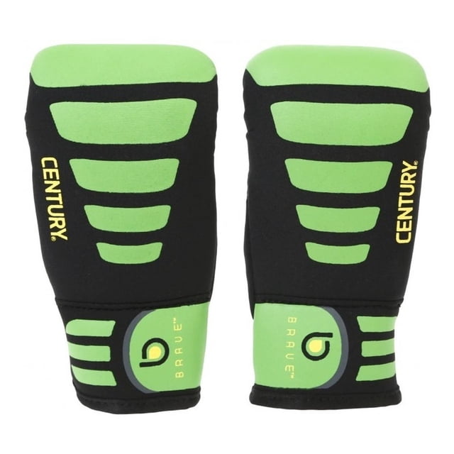 guantes de boxeo century niño verde 147019gre par de guantes infantiles para entrenamiento, silueta anatómica acolchada en verde y negro, paneles horizontales acolchados visibles que mejoran agarre, muñequera elástica con logo 'b' y la marca CENTURY en amarillo sobre fondo blanco; también suelen usarse para práctica ligera de saco.