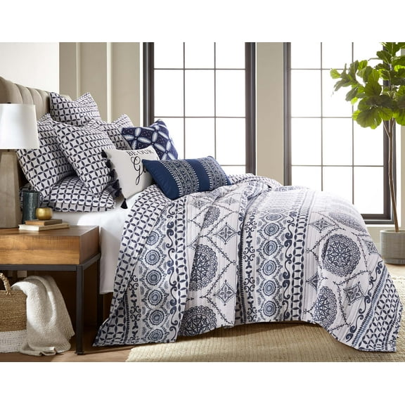 homThreads - Valentina Quilt Set - Full/Queen Quilt (88x92in.)   Two Standard Pillow Shams (26x20in.) - Stripe Medallion - Navy and White - Reversible - Cotton Front/Poly Reverse