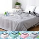 thumbnail image 1 of Edredón con aire acondicionado, manta de verano lavable, tejido transpirable, diseño de color liso, para uso doméstico, funda de cama refrescante, juego de regalo ligero. Blaxill, 1 of 9