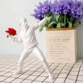 thumbnail image 5 of Banksy Estatua de lanzamiento de flores de resina, pequeño adorno artístico, accesorios de regalo, estatuilla coleccionable, sala de estar, dormitorio, oficina, decoración del hogar, regalo para novio, 5 of 5