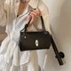 thumbnail image 2 of Bolso de mano de cuero suave y brillante para mujer, nuevo estilo, estilo temperamento, de alta gama, con cadena de perlas, para desplazamientos diarios, 2025, 2 of 5