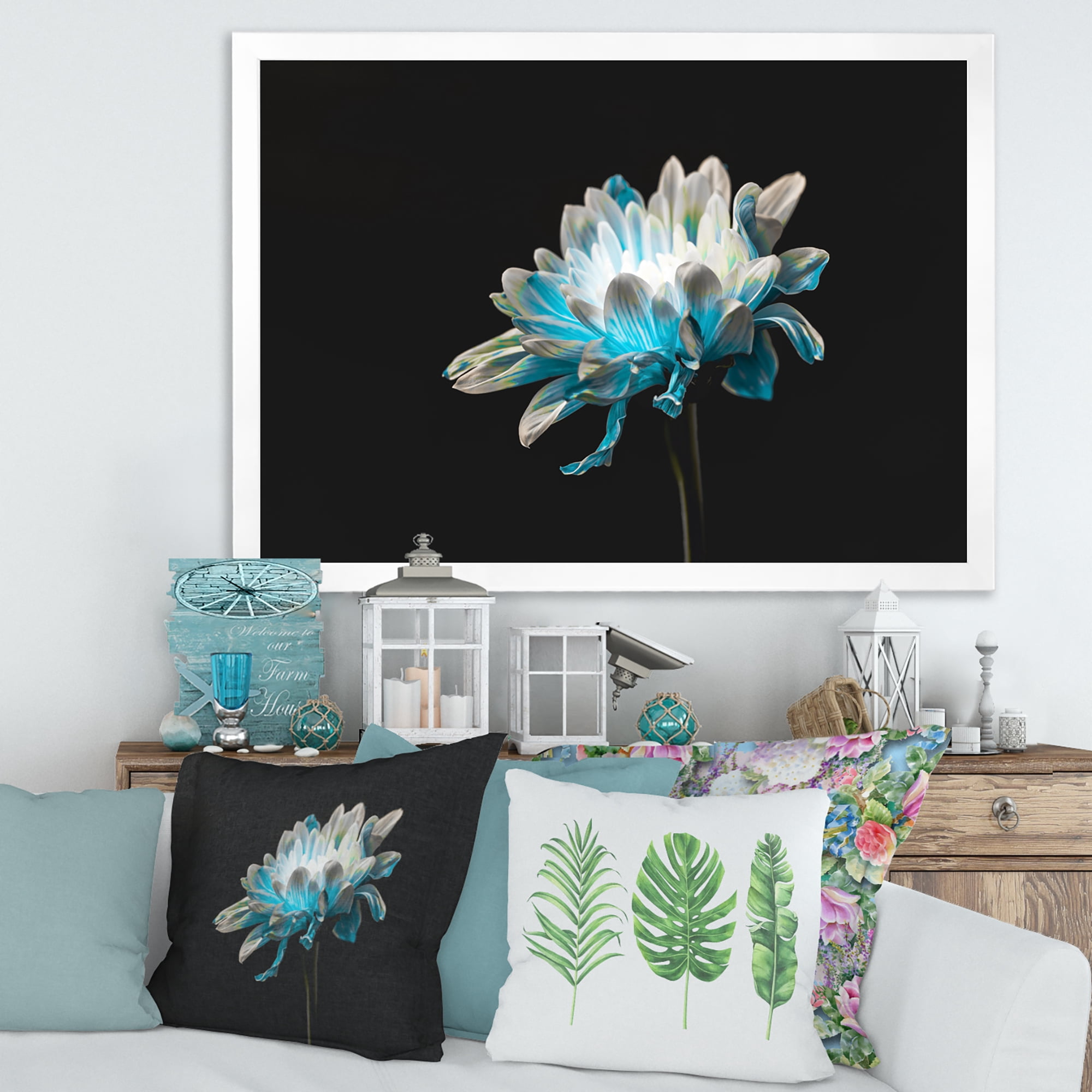 Designart 'Close Up Of White and Pure Blue Daisy Flower I' Traditional Framed Art Print