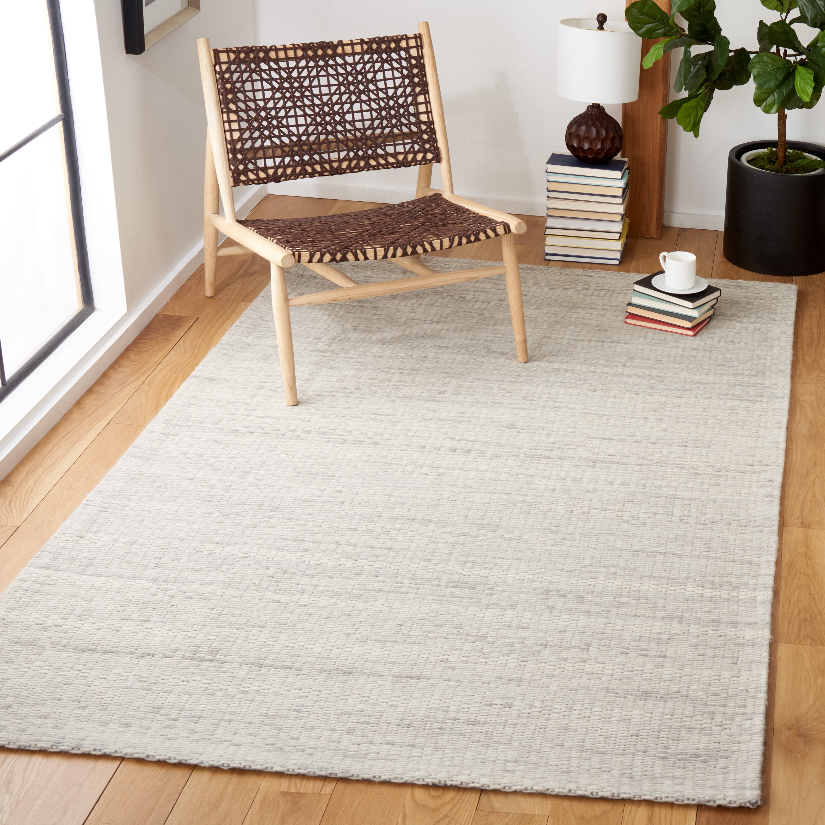 SAFAVIEH Marbella Taegan Distressed Area Rug, Light Grey, 4' x 6'
