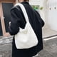 thumbnail image 1 of Bolso de hombro de felpa suave para mujer, bolsa de viaje de gran capacidad con estampado de corazón de amor, cálido y esponjoso, estilo Retro, 2022 xuanjing unisex, 1 of 2