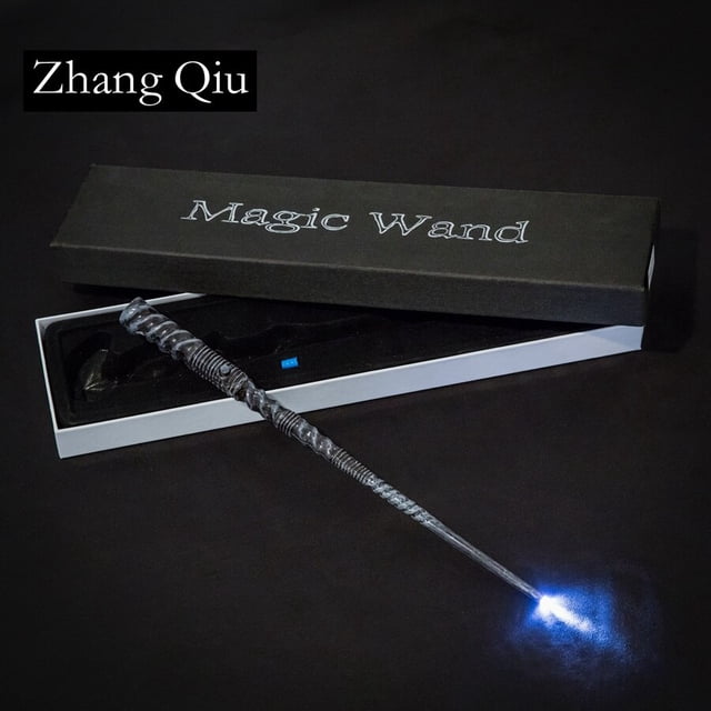 varitas de harry potter de 36cm, varita mágica de metal ligera con caja de regalo; vista frontal inclinada sobre fondo oscuro, varita metálica texturizada de 36 cm con empuñadura estriada y relieves visibles, punta con efecto luminoso azul encendido, caja negra rectangular con texto "Magic Wand"; accesorio de disfraz Hogwarts y cosplay unisex, regalo popular.