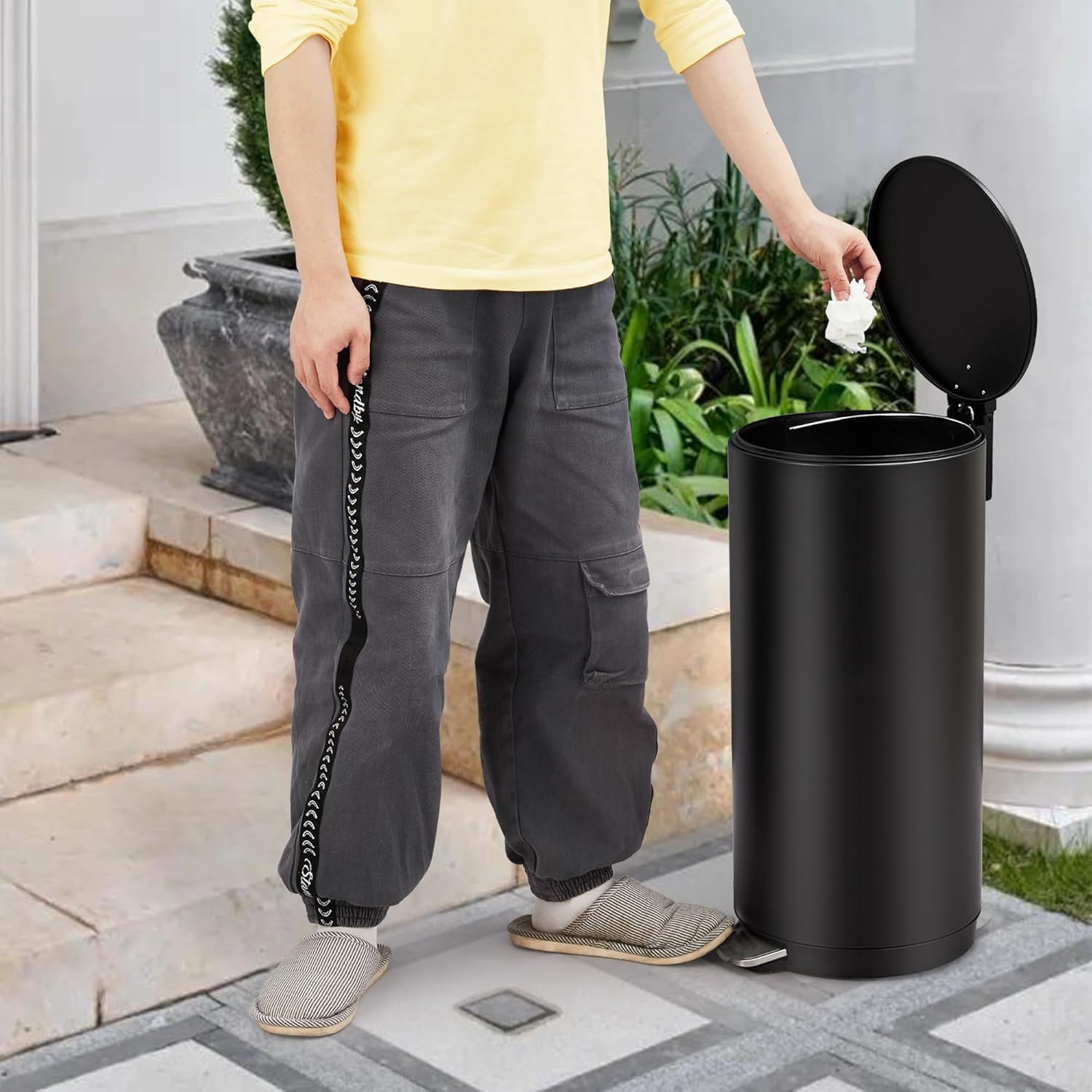 Home Kitchen 8 Gallon (30L) Step Trash Can, Round Bathroom Garbage Can with Lid and Foot Pedal, Kitchen Garbage Bin with Removable Inner Bucket for Home Bedroom Office